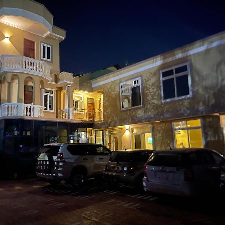 Moments Park Motel Дар ес Саалам Екстериор снимка